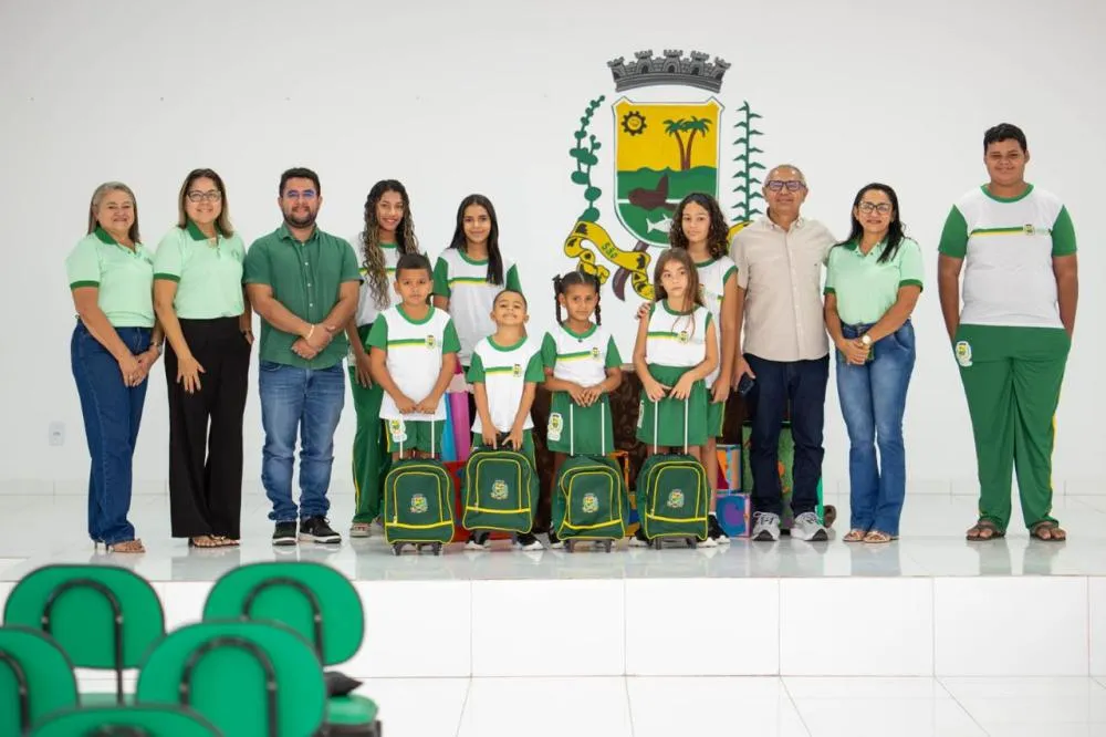 Prefeitura de São Miguel do Fidalgo entrega fardamento a estudantes da rede municipal no início do segundo semestre…
