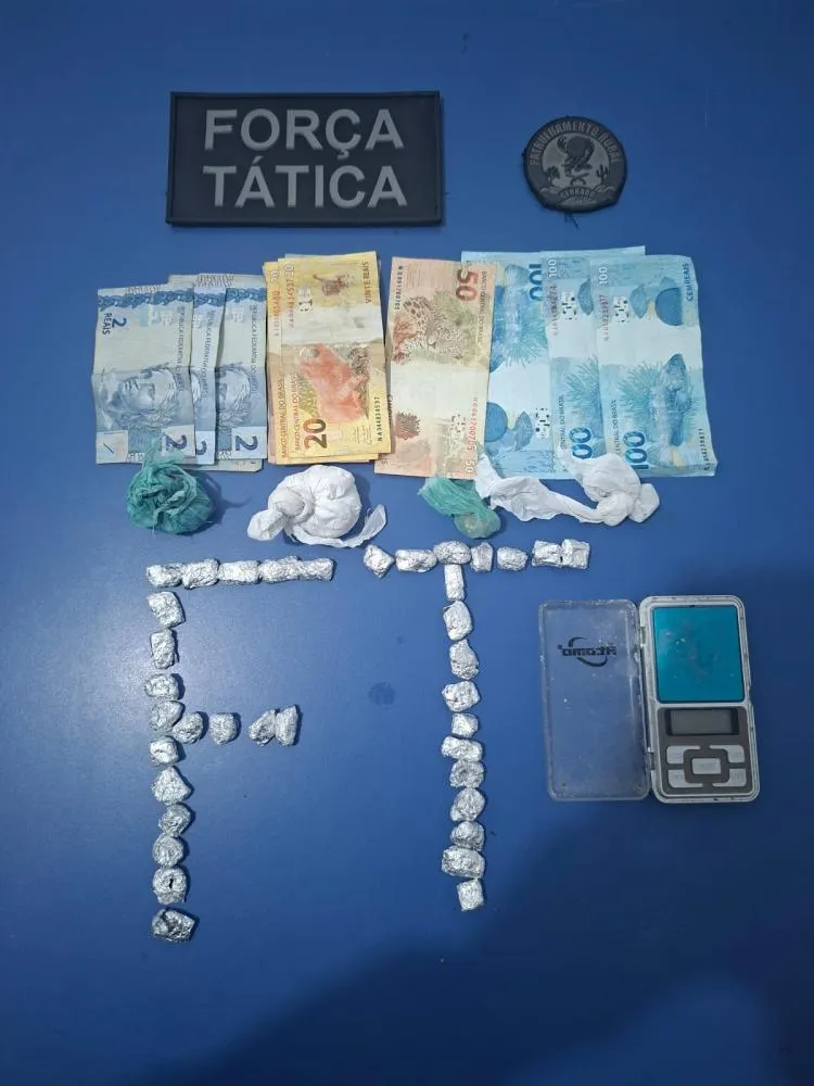 Força Tática apreende drogas, balança de precisão, dinheiro e arma branca no bairro Leme, em Oeiras — imagem 1