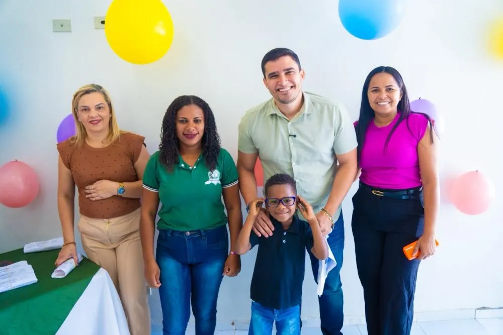 Sete crianças recebem óculos após atendimento da Carretinha da Saúde em Colônia do Piauí — imagem 7