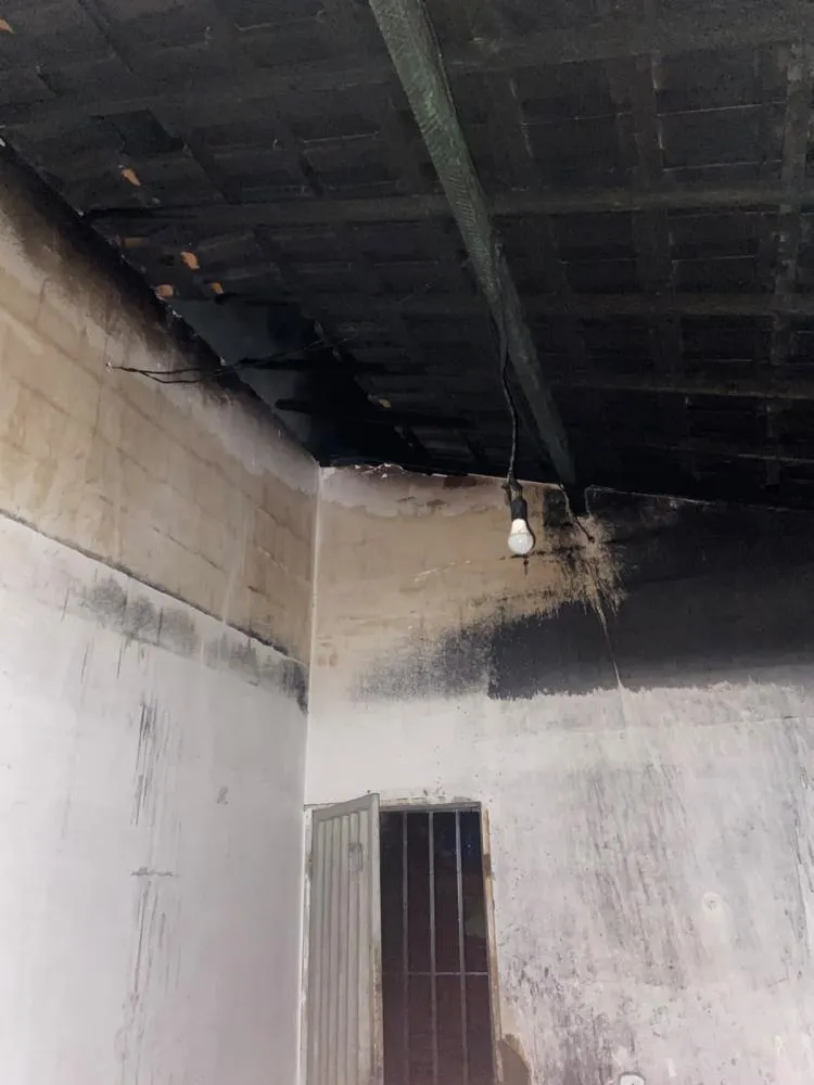 Incêndio destrói quarto de residência no bairro Barrocão, em Oeiras — imagem 1