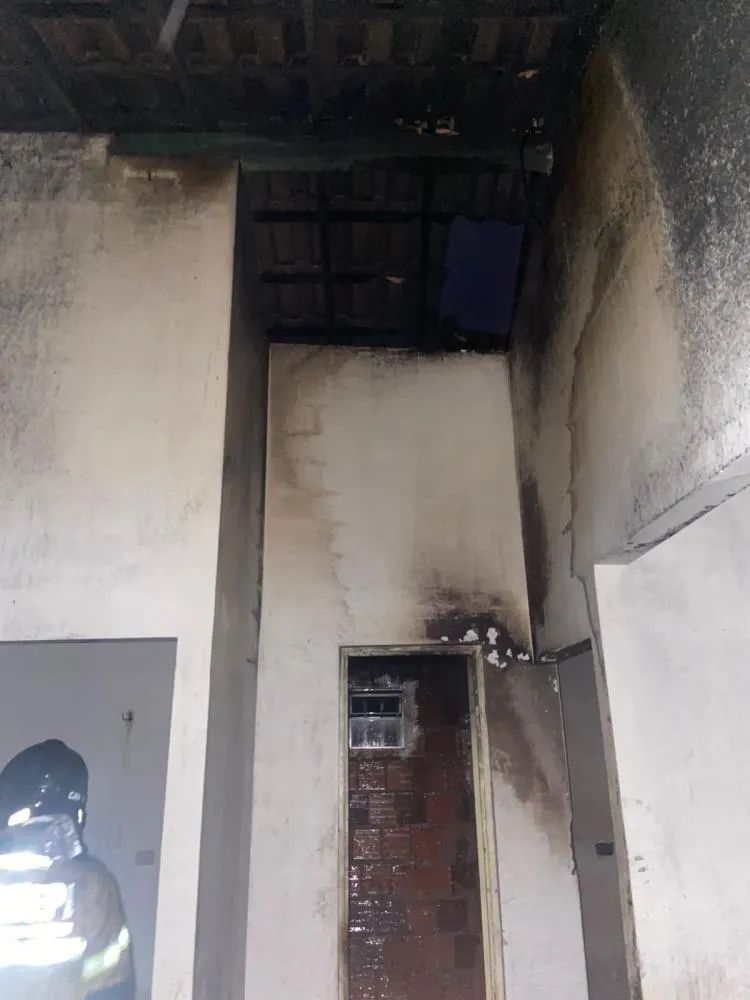 Incêndio destrói quarto de residência no bairro Barrocão, em Oeiras — imagem 3