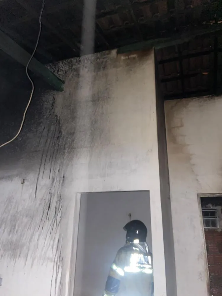 Incêndio destrói quarto de residência no bairro Barrocão, em Oeiras — imagem 2