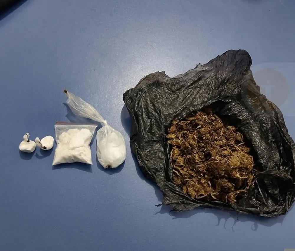 Três revólveres, munições e drogas são encontrados durante festa em Oeiras — imagem 2