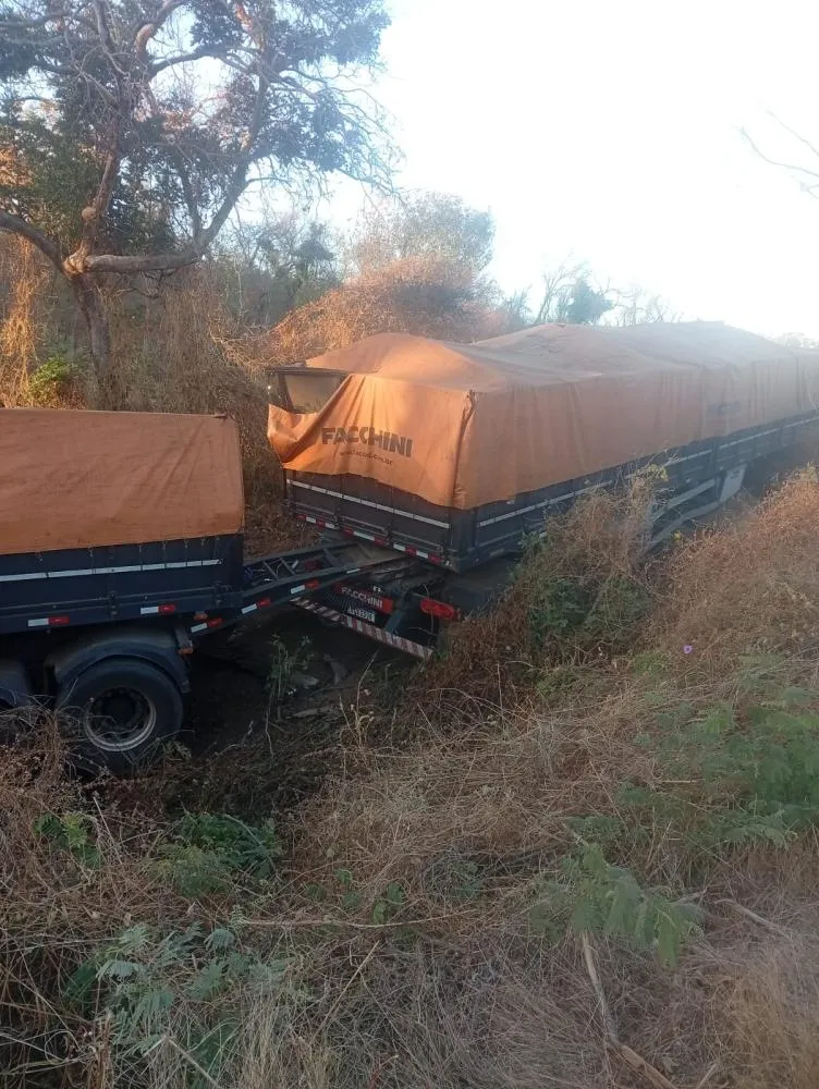 Motorista é resgatado após carreta tombar na BR-230 em Oeiras